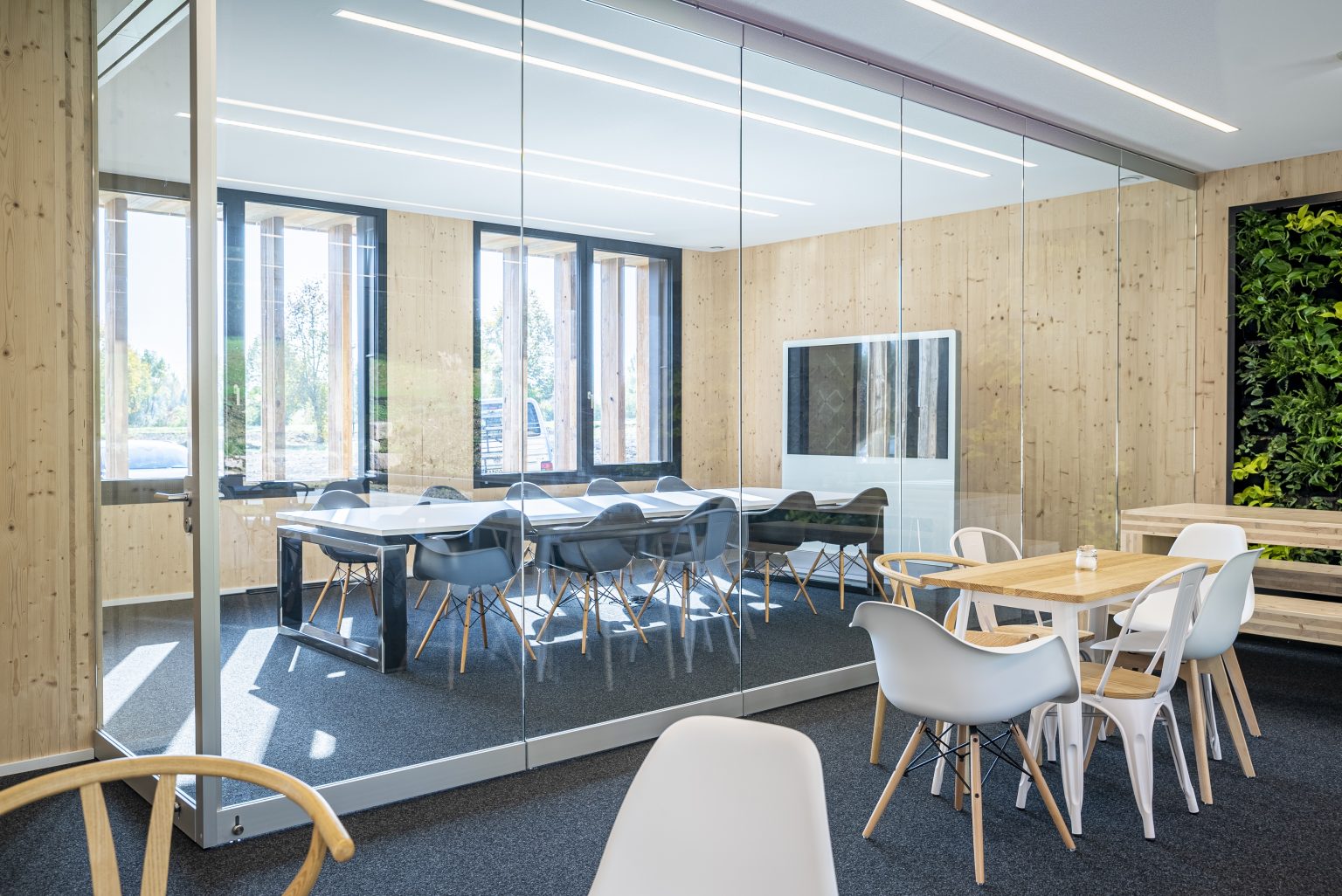 Bürogebäude 4.0, Konferenzraum mit abbaubarer Glasabtrennung